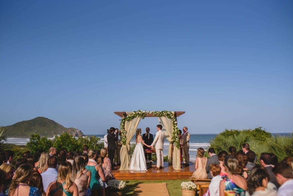 noivos gazebo cerimônia local casamento na praia do rosa