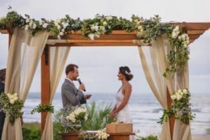 noivos gazebo em local casamento na praia do rosa