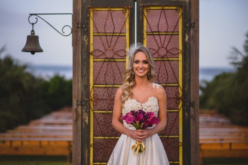 noiva com bouquet em local casamento na praia do rosa