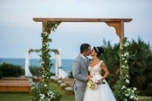 noivos gazebo em local casamento na praia do rosa