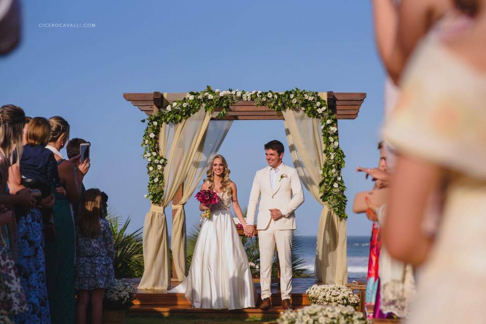 noivos gazebo cerimônia local casamento na praia do rosa