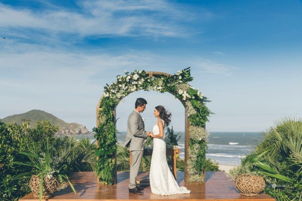 noivos gazebo cerimônia local casamento na praia do rosa