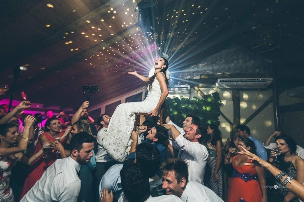 festa com noiva no ar casamento na praia