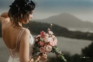 noiva com bouquet em local casamento na praia do rosa