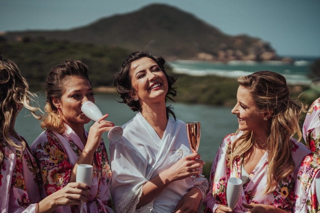 Casamento Praia do Rosa Santa Catarina noiva madrinhas celebrando antes da cerimônia de casamento