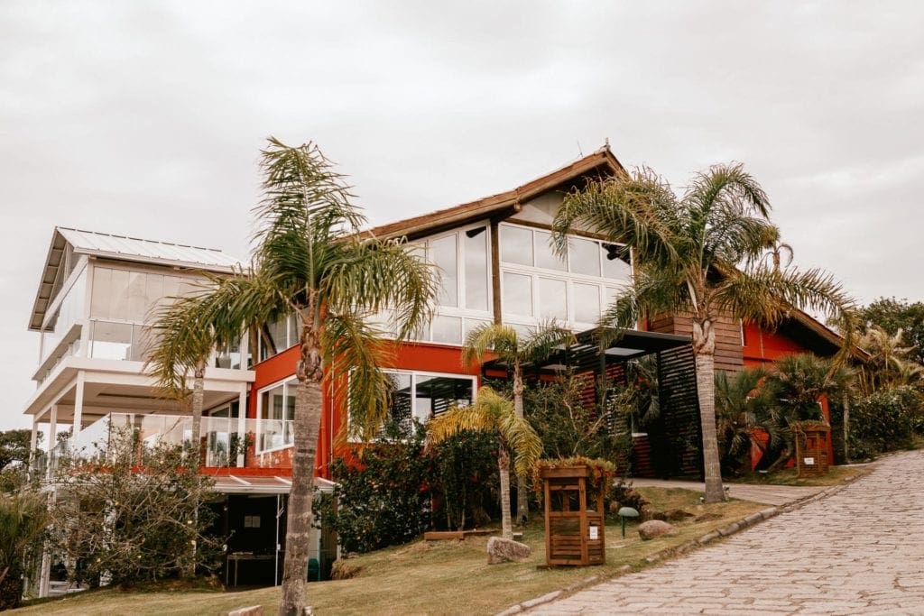 casamento na praia com chuva