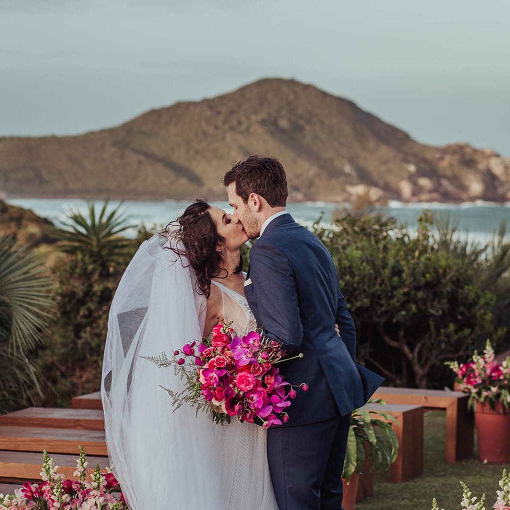 Casamento Praia do Rosa Santa Catarina casal após cerimônia se beijando