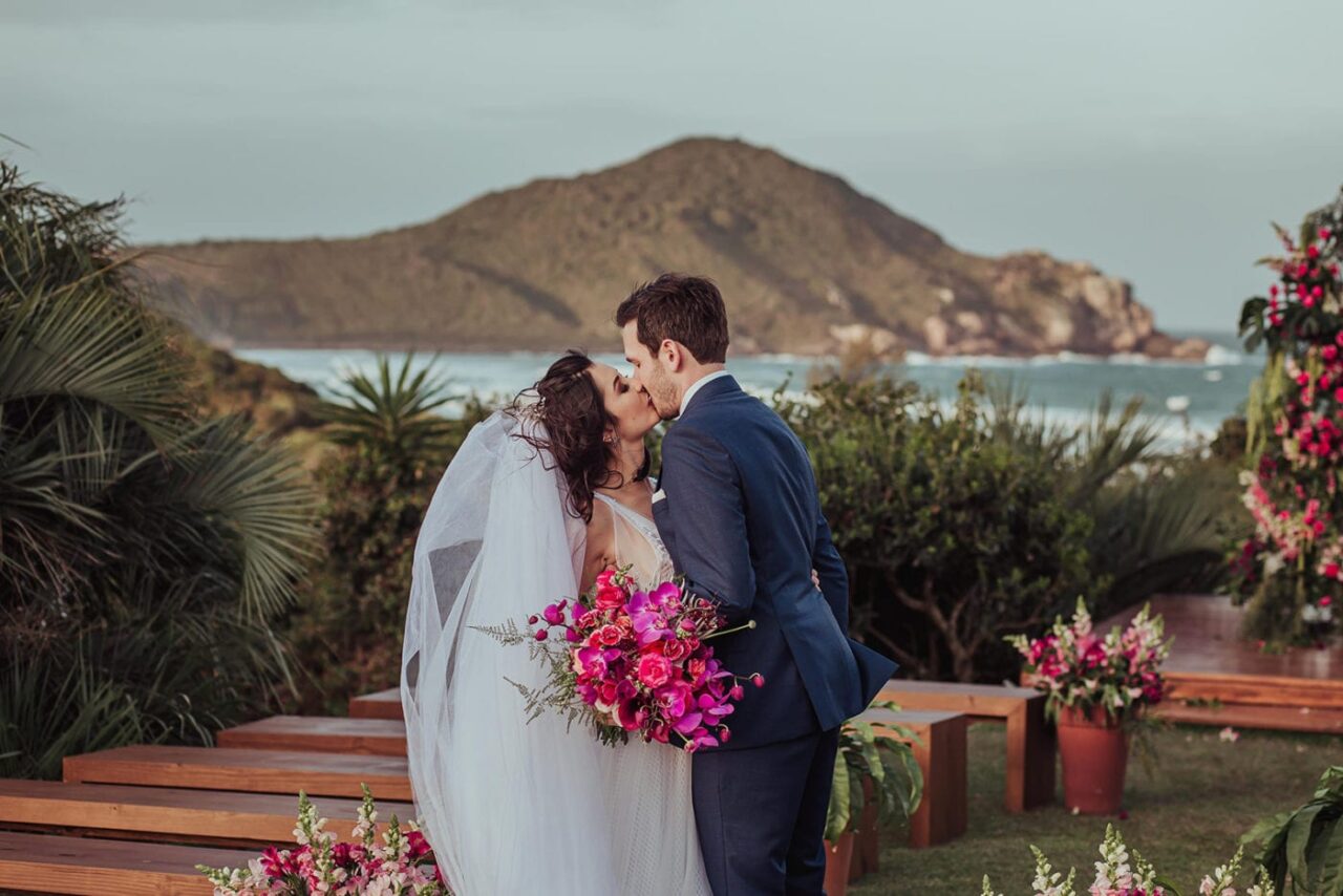 Casamento Praia do Rosa Santa Catarina casal após cerimônia se beijando