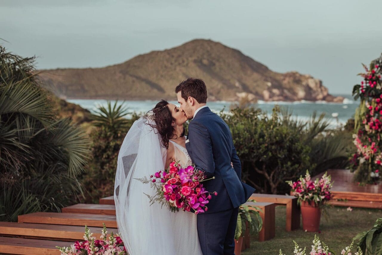 Casamento Praia do Rosa Santa Catarina casal após cerimônia se beijando