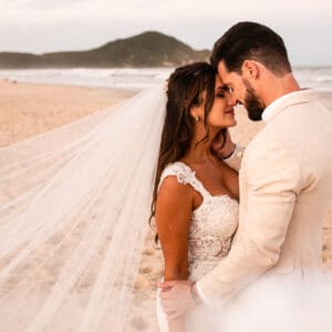 Veja 5 acessórios para casamento na praia que são indispensáveis